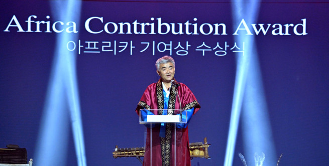 ▲정원주 대우건설 회장이 20일 오후 서울 용산구 그랜드하얏트서울 그랜드볼룸에서 열린 2026 아프리카 데이에서 '한-아프리카 기여상' 수상 후 소감을 말하고 있다. (사진제공=대우건설)