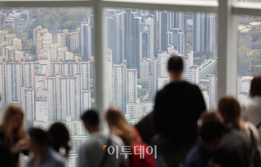 ▲14일 국토교통부 실거래가 공개시스템에 따르면 올해 1월 1일부터 4월 13일까지 서울 아파트 거래 중 준공 30년 초과 아파트가 차지하는 비중은 26.3%로 집계됐다. 이는 5년 이하 신축 아파트 거래 비중인 6.2%를 4.2배에 달하는 수준이다. 분양가 상승과 대출 규제가 맞물리면서, 자금 부담을 느낀 수요자들이 중저가 구축 아파트로 눈을 돌리고 있는 것으로 해석된다. 사진은 이날 서울 송파구 롯데월드타워에서 바라본 서울의 아파트 전경. 김예연 인턴기자 kimye@ (이투데이DB)