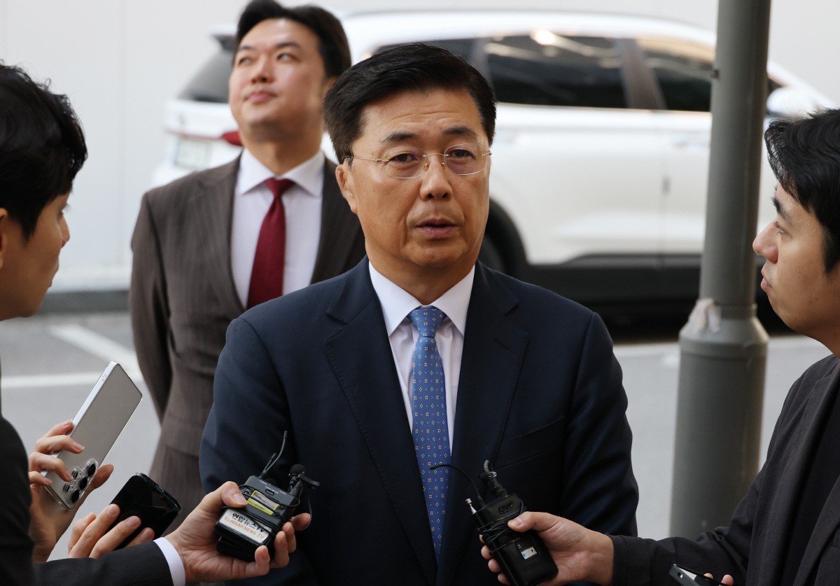 ▲홍장원 전 국가정보원 1차장이 22일 ‘계엄 정당화 메시지 전달’ 의혹과 관련해 피의자 신분으로 조사를 받기위해 과천 권창영 2차 종합 특별검사팀으로 출석하며 기자의 질문에 답하고 있다. (연합뉴스)