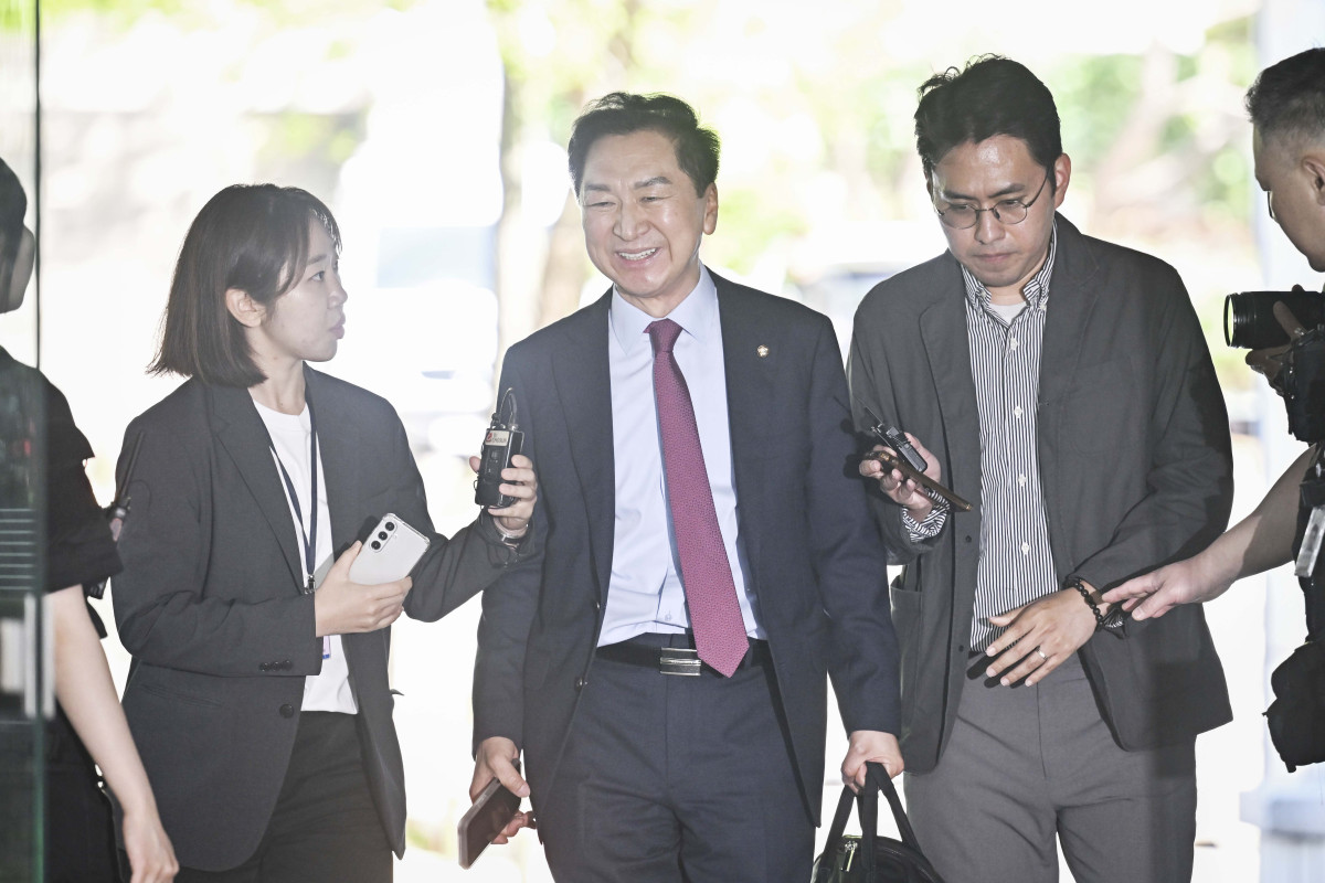 ▲김건희 여사에게 선거 지원 대가로 260만원대 로저비비에 가방을 선물한 혐의로 기소된 김기현 국민의힘 의원이 22일 서울 서초구 서울중앙지법에서 열린 공판에 출석하고 있다. 사진공동취재단