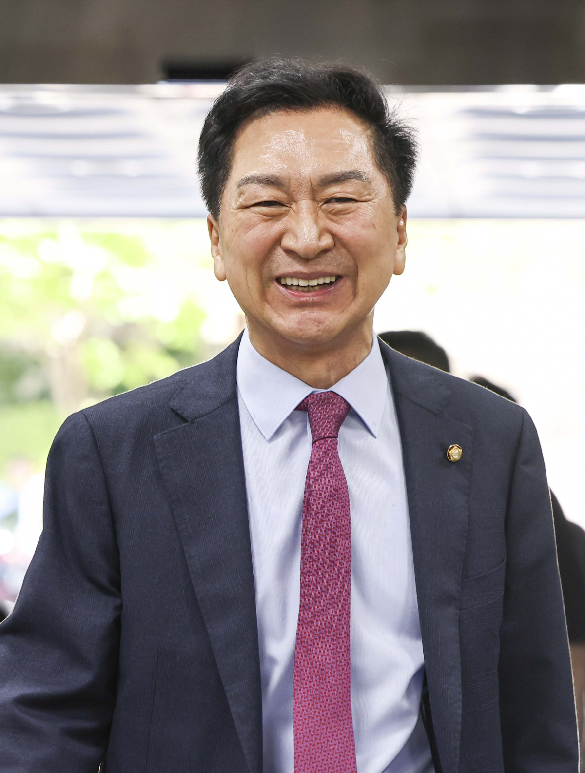 ▲김건희 여사에게 선거 지원 대가로 260만원대 로저비비에 가방을 선물한 혐의로 기소된 김기현 국민의힘 의원이 22일 서울 서초구 서울중앙지법에서 열린 공판에 출석하고 있다. 사진공동취재단