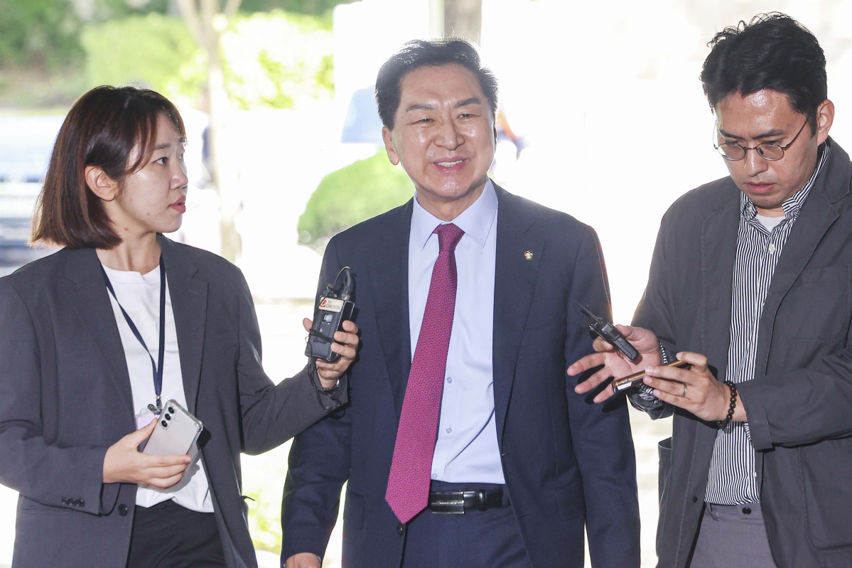 ▲김건희 여사에게 선거 지원 대가로 260만원대 로저비비에 가방을 선물한 혐의로 기소된 김기현 국민의힘 의원이 22일 서울 서초구 서울중앙지법에서 열린 공판에 출석하고 있다. 사진공동취재단