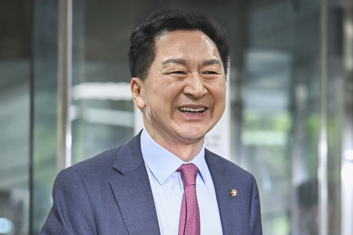 ▲김건희 여사에게 선거 지원 대가로 260만원대 로저비비에 가방을 선물한 혐의로 기소된 김기현 국민의힘 의원이 22일 서울 서초구 서울중앙지법에서 열린 공판에 출석하고 있다. 사진공동취재단