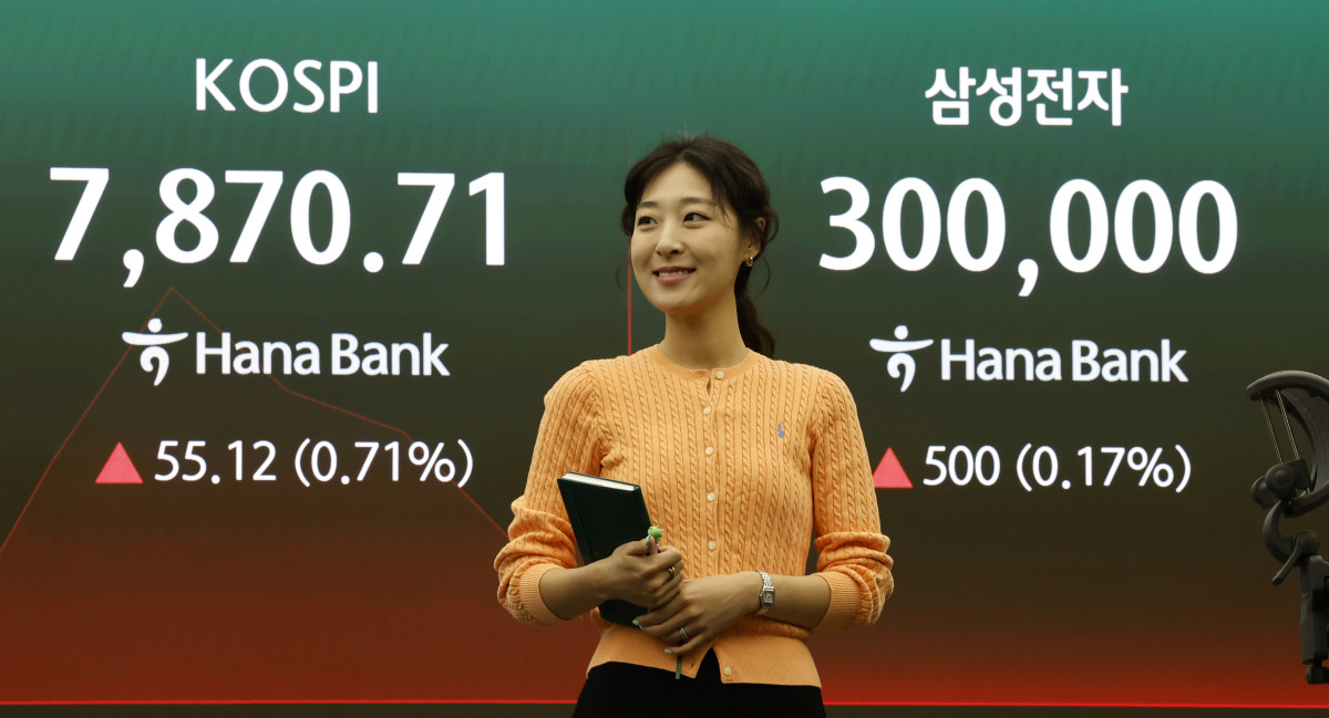 ▲22일 한국거래소에 따르면 이날 삼성전자는 개장과 동시에 30만원으로 문을 열었다. 이후 30만500원까지 상승했다가 2분 경 30만원 선 아래로 전환했다. (출처=뉴시스)