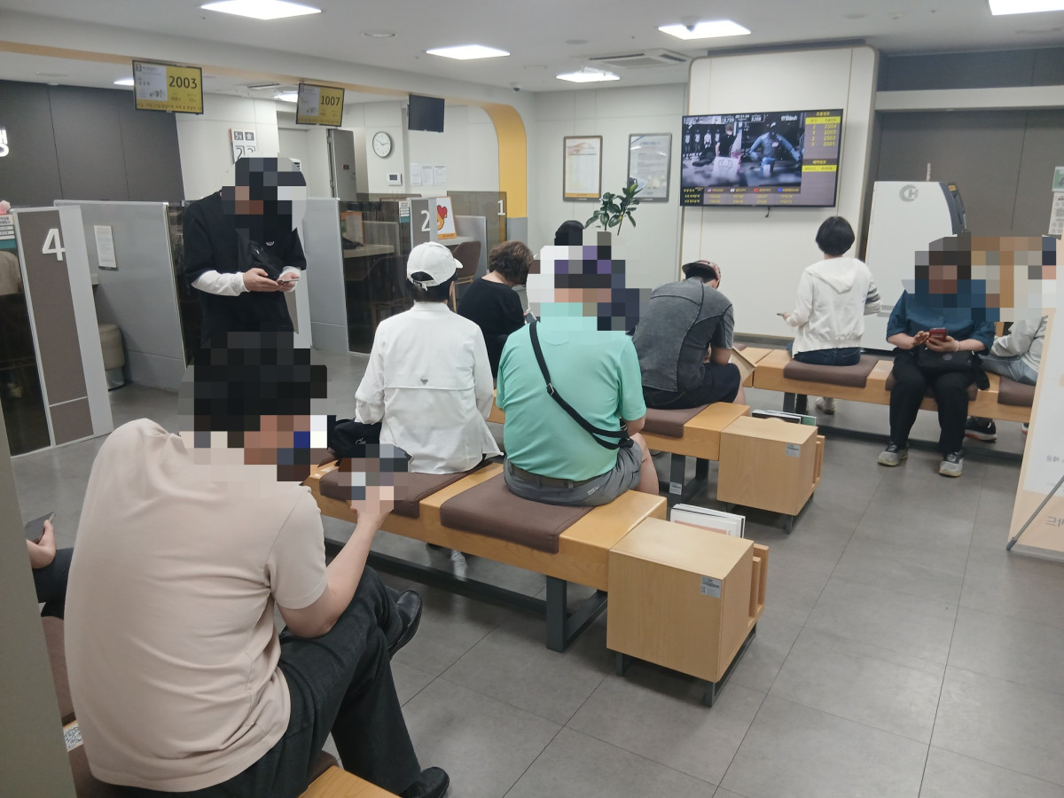 ▲22일 오전 서울 중구 한 은행 영업점에서 고객들이 대기하고 있다. (박민석 기자 mins@)