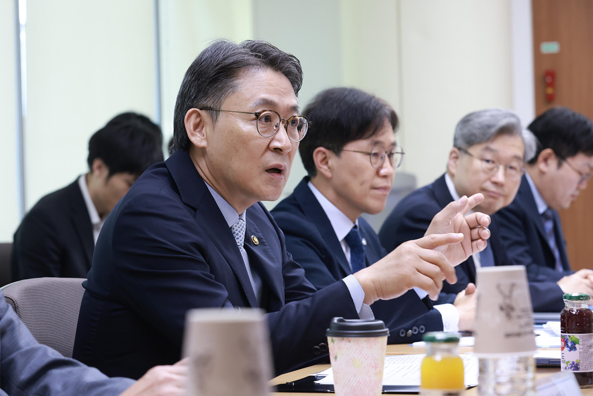 ▲권대영 금융위원회 부위원장이 22일 오전 서울 여의도 금융보안원에서 열린 ‘고성능 AI 관련 금융권 보안위협 대응 간담회’에서 금융회사 관계자들과 대응 방안을 논의하고 있다. (사진제공=금융위원회)