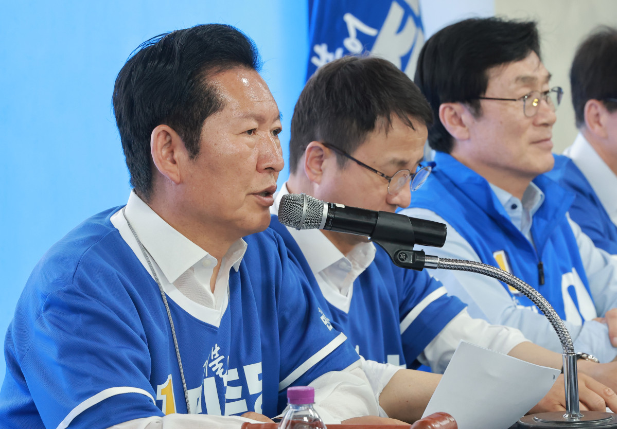 ▲더불어민주당 정청래 총괄상임선거대책위원장이 22일 민주당 이장섭 충북 청주시장 후보 선거사무소에서 열린 현장 중앙선대위 회의에서 발언하고 있다. 사진=연합뉴스