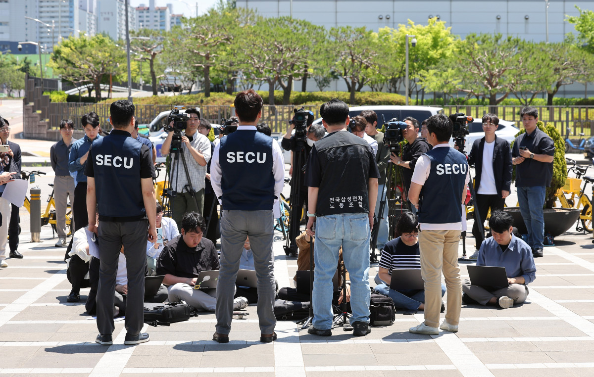 ▲삼성전자 노사 임금협상 잠정합의안 찬반 투표가 시작되는 22일 오후 경기 수원시 삼성전자 정문 앞에서 디바이스경험(DX) 부문 직원들이 주축이 된 삼성전자 노동조합 동행(동행노조) 집행부가 잠정합의안 및 찬반투표 참여 범위에 대한 입장을 밝히고 있다. (연합뉴스)