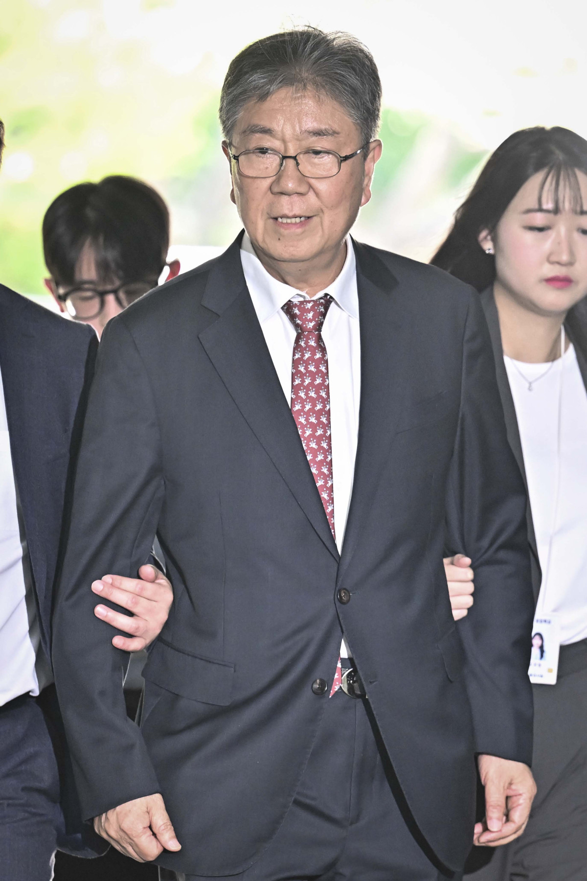 ▲윤석열 정부 당시 대통령 관저 이전 공사에서 예산을 불법 전용한 혐의를 받는 김대기 전 대통령 비서실장이 22일 서울 서초구 서울중앙지법에서 열린 구속 전 피의자 심문(영장실질심사)에 출석하고 있다. 사진공동취재단