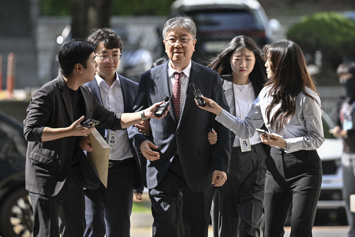 ▲윤석열 정부 당시 대통령 관저 이전 공사에서 예산을 불법 전용한 혐의를 받는 김대기 전 대통령 비서실장이 22일 서울 서초구 서울중앙지법에서 열린 구속 전 피의자 심문(영장실질심사)에 출석하고 있다. 사진공동취재단