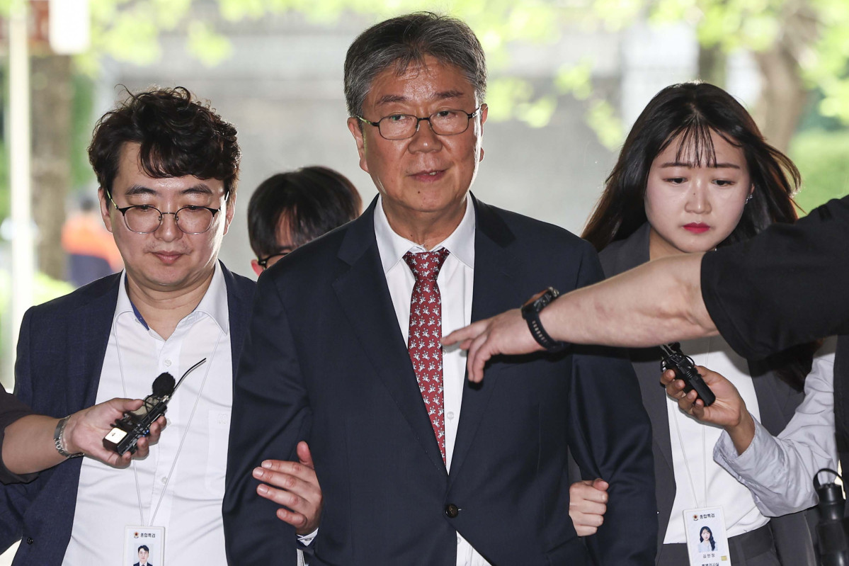 ▲윤석열 정부 당시 대통령 관저 이전 공사에서 예산을 불법 전용한 혐의를 받는 김대기 전 대통령 비서실장이 22일 서울 서초구 서울중앙지법에서 열린 구속 전 피의자 심문(영장실질심사)에 출석하고 있다. 사진공동취재단