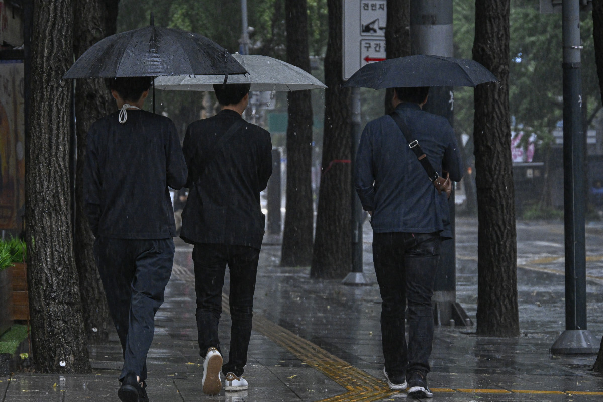 ▲서울 중구 청계광장 인근에서 우산을 쓴 시민들이 비를 피해 발걸음을 재촉하고 있다. (이투데이DB)