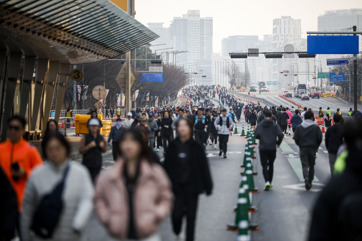▲3월 22일 서울 영등포구 여의대로에서 열린 쉬엄쉬엄 모닝 참가자들이 러닝을 하고 있다. (뉴시스)