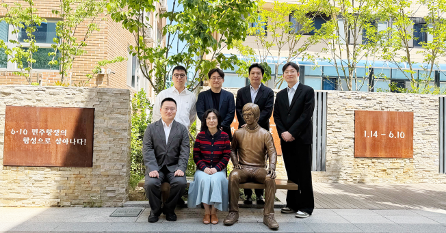 ▲박종철센터 방문한 무신사 임원진과 이현주 센터장. (사진제공=무신사)