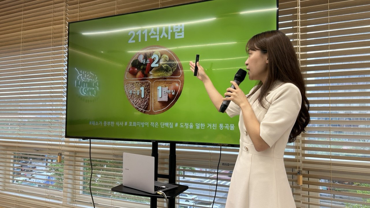 ▲21일 서울 강남구 풀무원 수서 본사 내 테이스티풀무원에서 '211 식사법'에 대해 강의하고 있다. (사진=연희진 기자)
