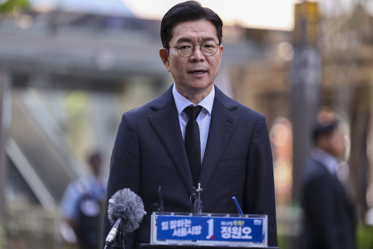 ▲구의역 참사 10주기 추모문화제에 참석한 더불어민주당 정원오 서울시장 후보가 22일 서울 구의역 앞에서 취재진 질문에 답하고 있다. 사진=연합뉴스