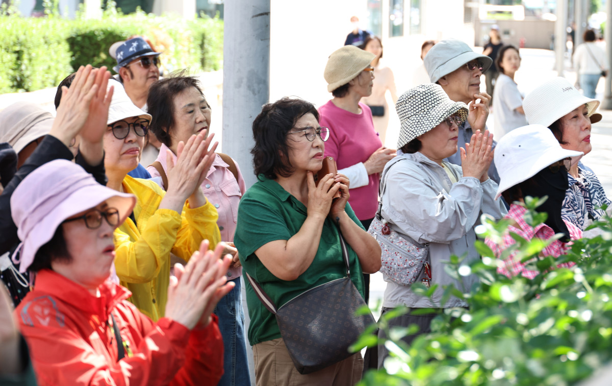▲제9회 전국동시지방선거 유권자들이 22일 오후 경기 안양시 동안구 범계사거리에서 후보자들의 연설을 듣고 있다. (사진=뉴시스)
