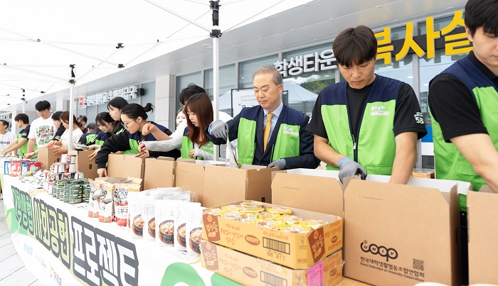 ▲전북대학교 학생과 교직원들이 지난 22일 학생타운 광장에서 ‘콩세알 꾸러미’ 나눔 행사를 열고 전국 대학생들에게 전달할 식품 꾸러미를 포장하고 있다. (사진제공=전북대학교)