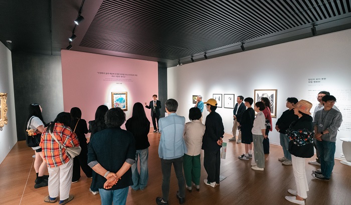 ▲관람객들이 전북은행미술관에서 열린 특별 기획전 ‘당신이 보지 못한 유럽 명화전’을 둘러보며 작품 설명을 듣고 있다. (사진제공=전북은행)