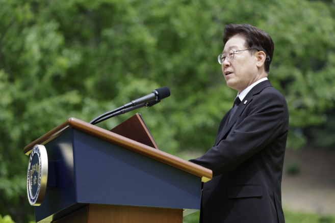 ▲이재명 대통령이 23일 경남 김해 봉하마을에서 열린 고 노무현 전 대통령 서거 17주기 추도식에서 추도사를 하고 있다. (연합뉴스)