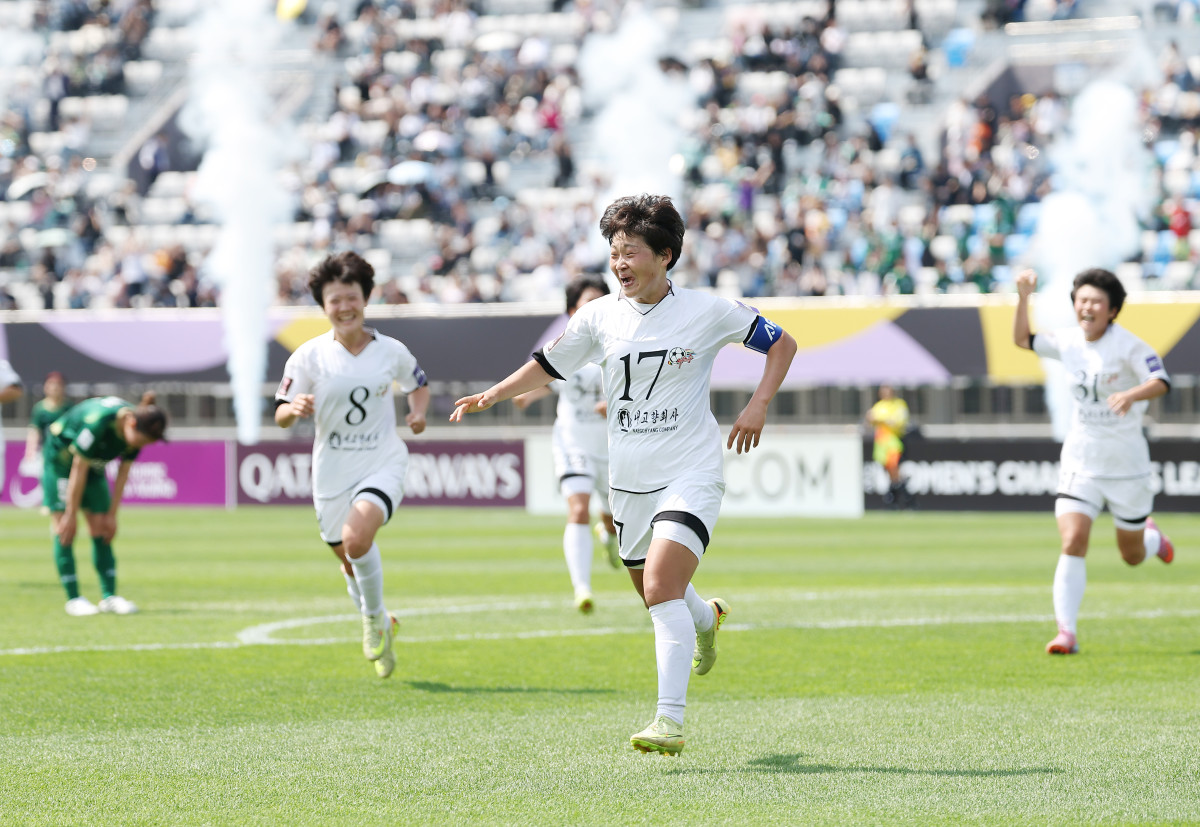▲23일 수원 장안구 수원종합운동장에서 열린 아시아축구연맹(AFC) 여자 챔피언스리그(AWCL) 결승 내고향여자축구단과 도쿄 베르디 벨레자의 경기. 내고향 주장 김경영이 골을 넣고 동료들과 기뻐하고 있다. (연합뉴스)