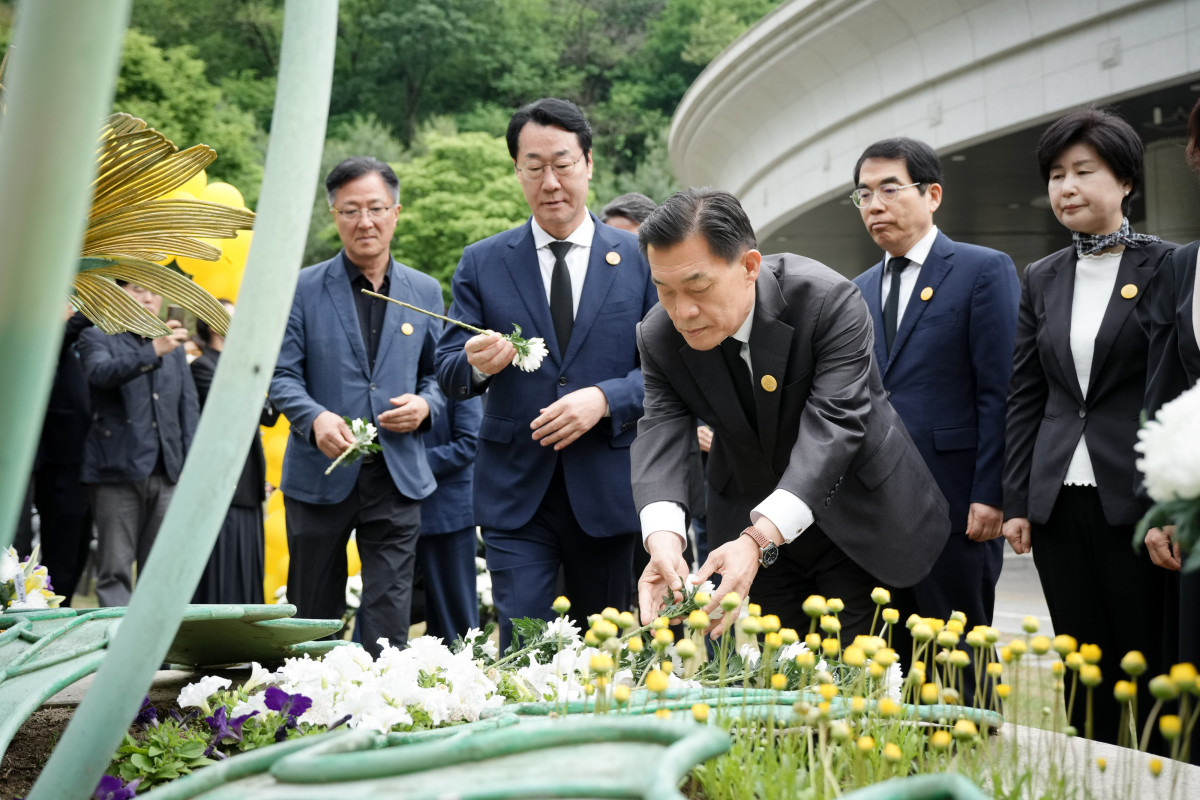 ▲이재준 더불어민주당 수원특례시장 후보가 23일 오전 수원시 연화장에서 열린 故 노무현 대통령 서거 17주기 추도식에서 국회의원들과 함께 헌화하고 있다. (이재준 수원시장 후보 캠프)