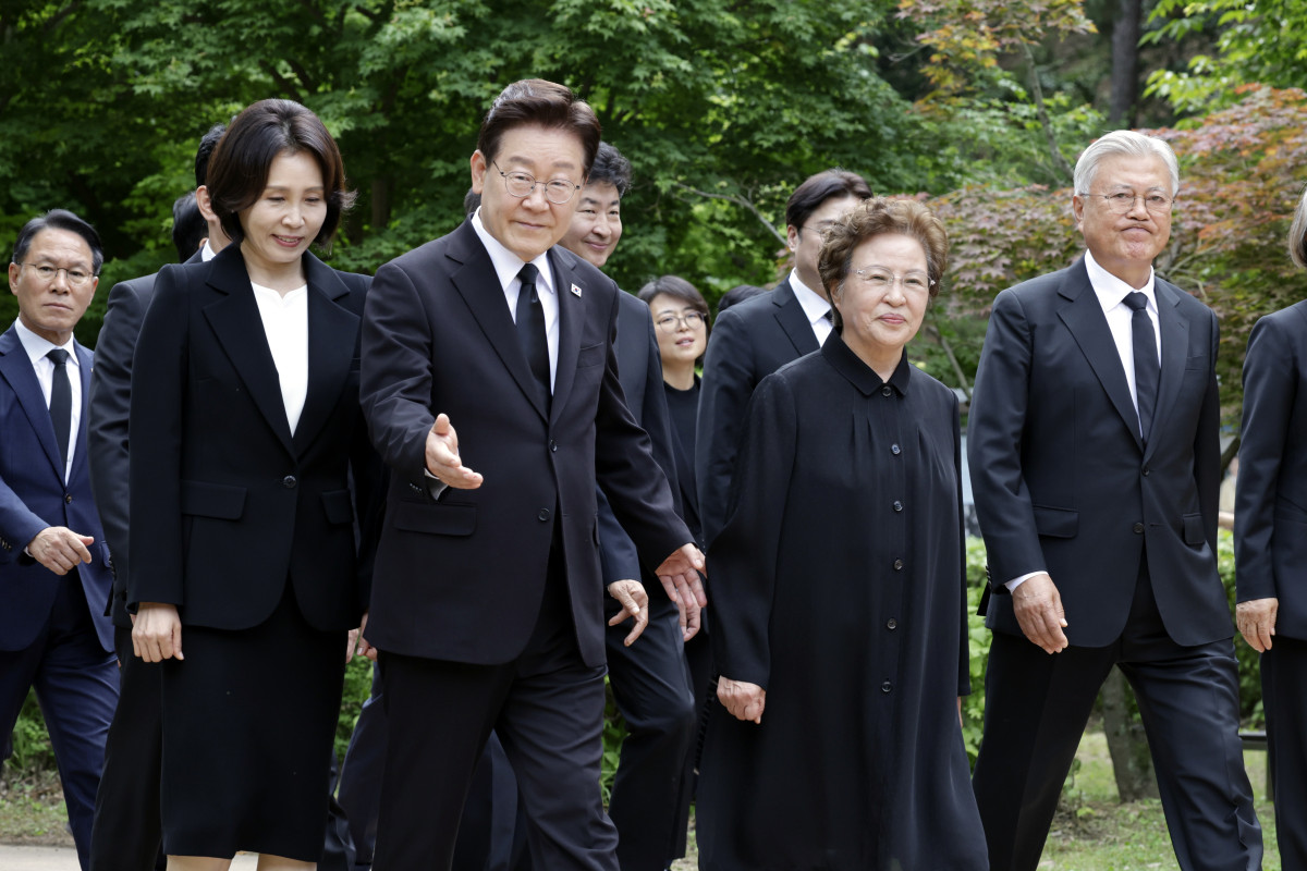 ▲<YONHAP PHOTO-6288> 노무현 전 대통령 추도식 입장하는 이재명 대통령, 권양숙 여사, 문재인 전 대통령    (김해=연합뉴스) 김도훈 기자 = 이재명 대통령 부부, 권양숙 여사, 문재인 전 대통령이 23일 경남 김해 봉하마을에서 열린 고 노무현 전 대통령 서거 17주기 추도식에 입장하고 있다. 2026.5.23 [청와대통신사진기자단]    superdoo82@yna.co.kr/2026-05-23 14:07:39/<저작권자 ⓒ 1980-2026 ㈜연합뉴스. 무단 전재 재배포 금지, AI 학습 및 활용 금지>