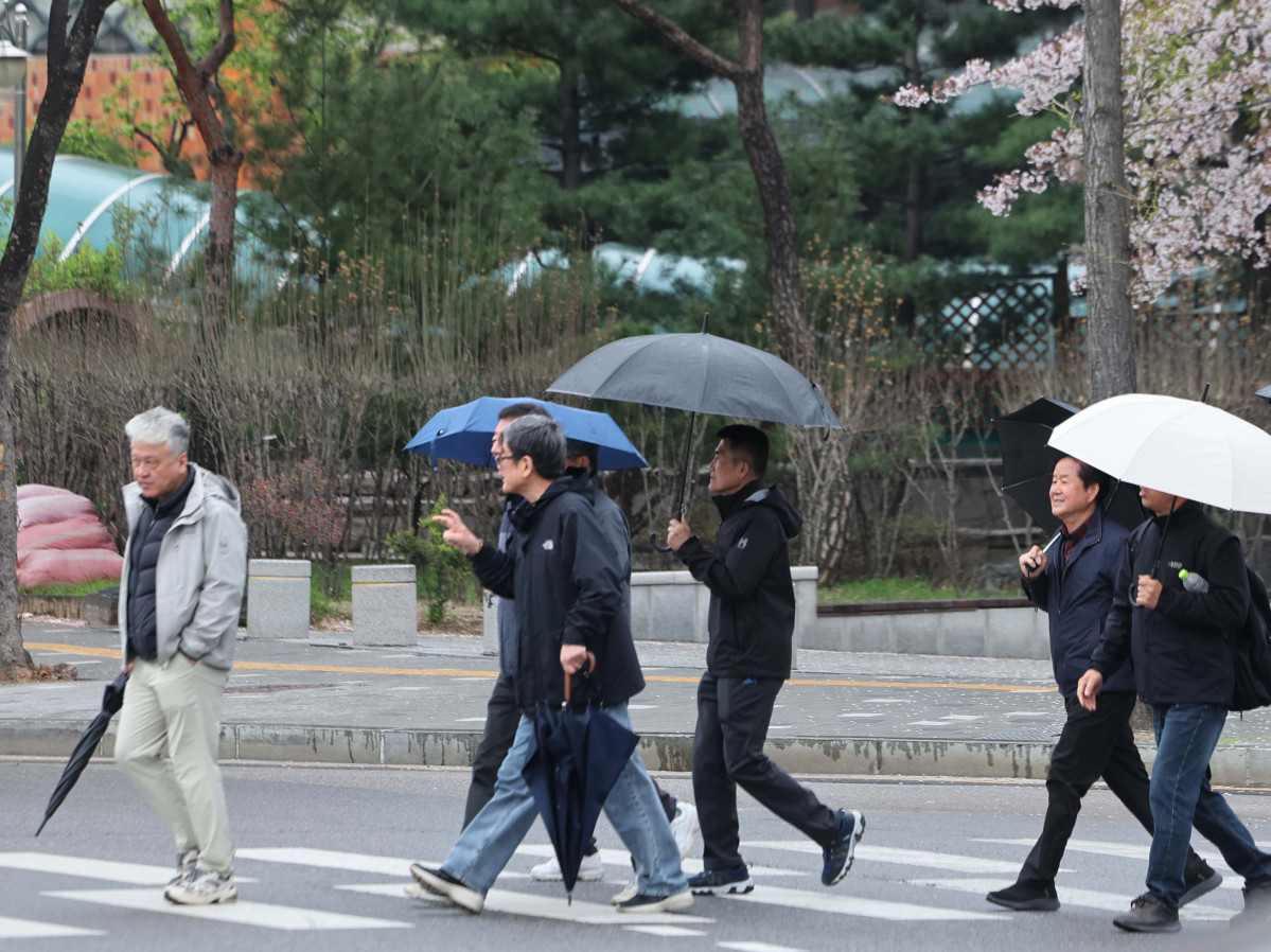 ▲전국 대부분 지역 소나기…경기동부·강원내륙 등 시간당 30㎜ 강한 비 (김예연 인턴기자 kimye@)