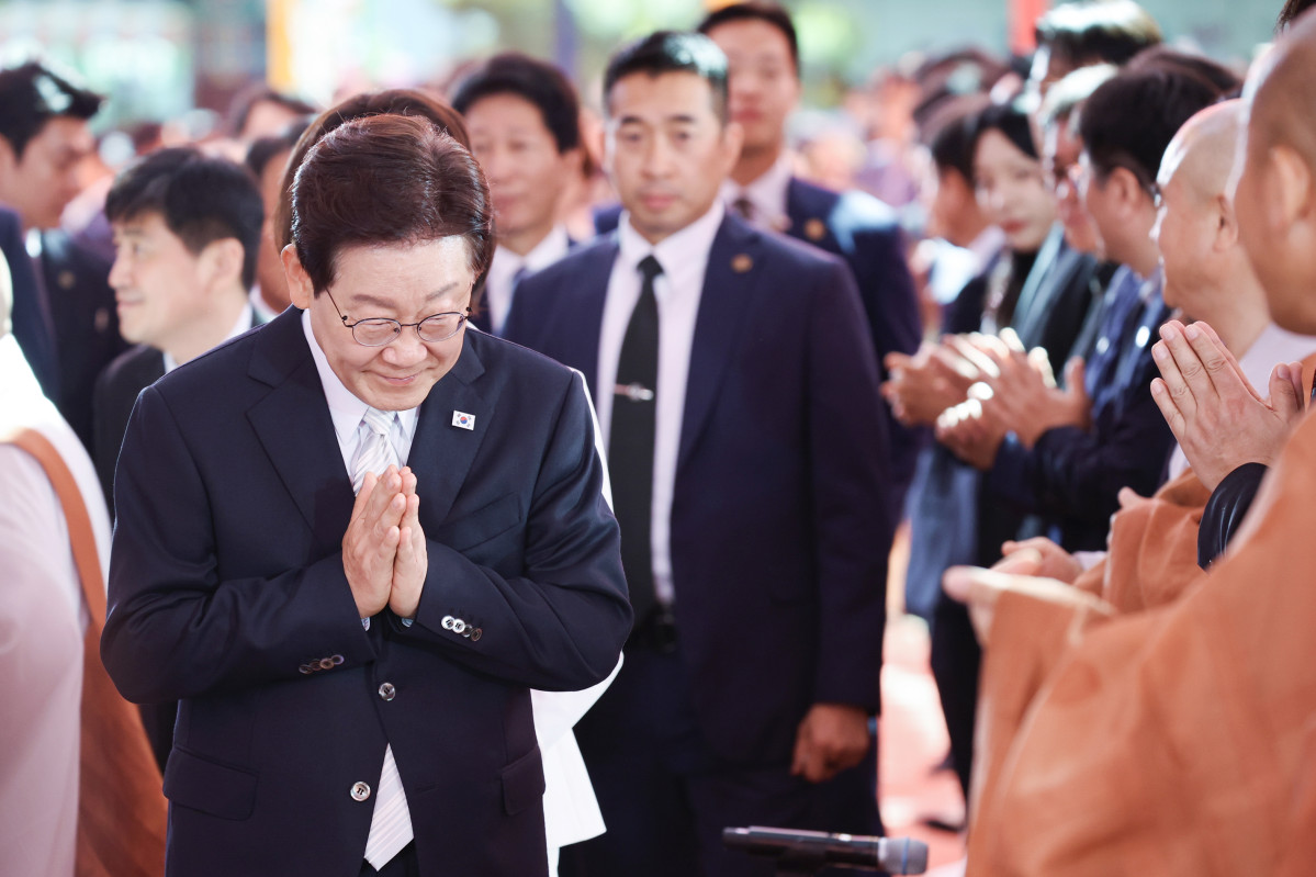 ▲이재명 대통령이 24일 서울 종로구 조계사에서 열린 불기 2570년 부처님오신날 봉축법요식에 입장하고 있다. (청와대통신사진기자단, 뉴시스)