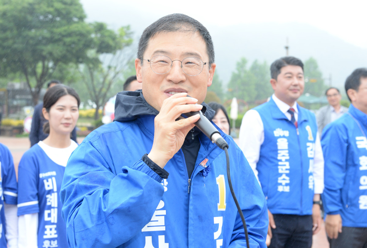 ▲김상욱 더불이민주당 울산시장후보가 21일 중구 태화강국가정원에서 열린 출정식에서 출정사를 하고 있다. (뉴시스)