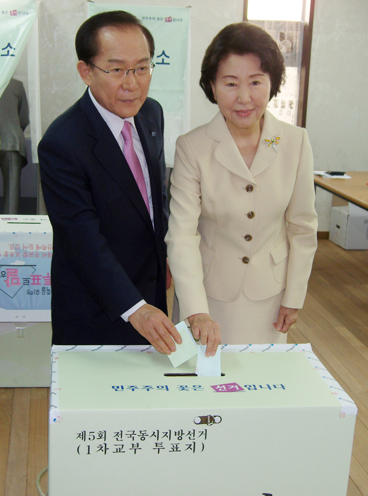 ▲이회창 자유선진당 대표가 부인 한인옥 여사와 함께 충남 예산군 예산읍 신성아파트 관리사무소에 마련된 예산 제4투표소에서 투표를 하고 있다. (뉴시스)