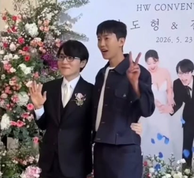 ▲성우 남도형(왼), 가수 임영웅. (출처=온라인커뮤니티)