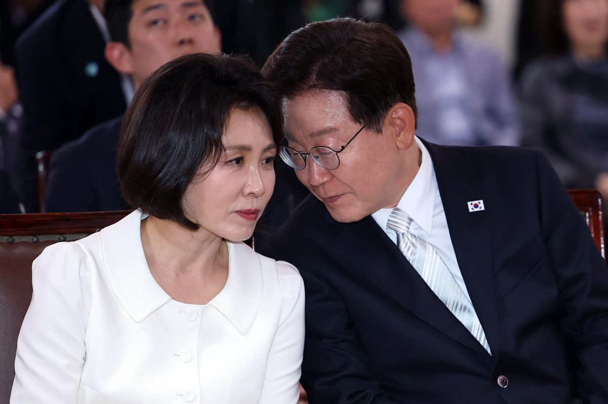 ▲이재명 대통령과 김혜경 여사가 24일 경기 양주시 한 사찰에서 열린 불기 2570년 부처님오신날 봉축법요식에서 대화하고 있다. (연합뉴스)