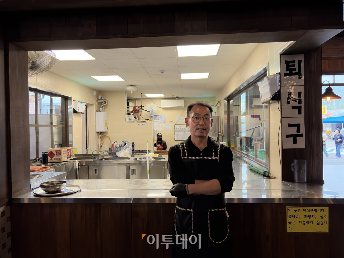 ▲깔끔이 사업단의 김백오(60) 반장의 모습. (황민주 기자 minchu@)