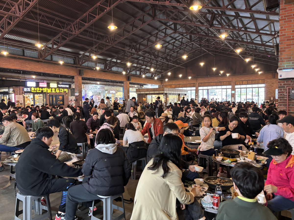 ▲충남 예산군의 예산시장 전경. (사진제공=더본코리아)