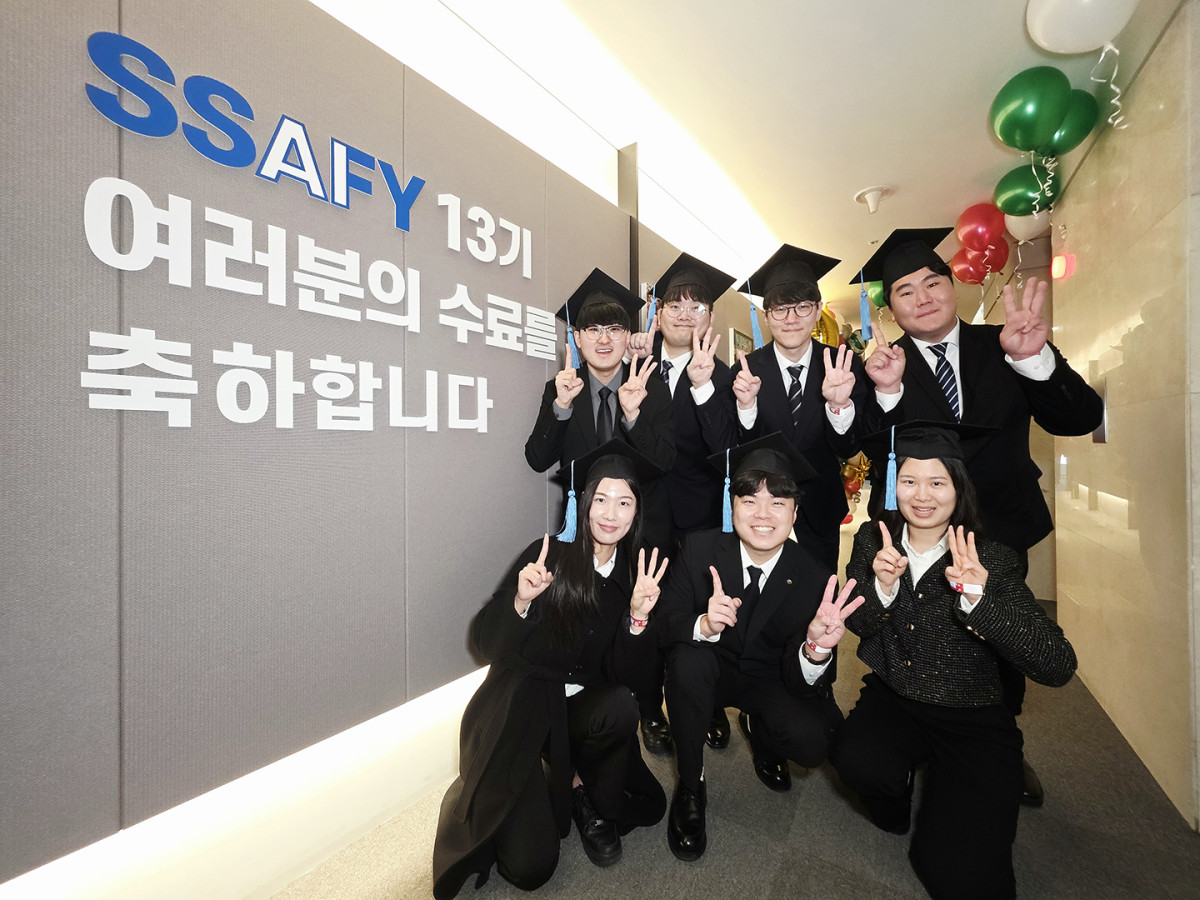 ▲13기 SSAFY 교육생들이 수료식에서 기념사진을 찍고 있는 모습 (사진=삼성전자)