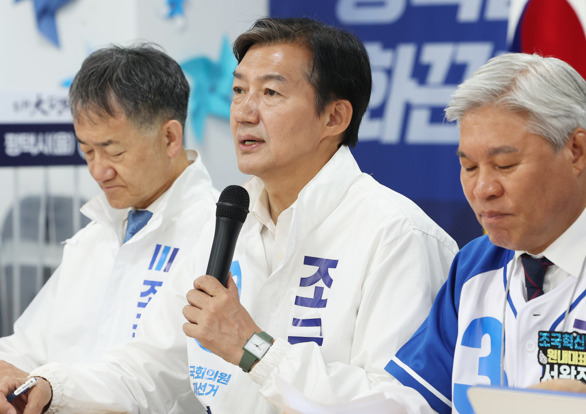▲경기 평택을 국회의원 재선거에 출마한 조국혁신당 조국 후보 겸 상임선거대책위원장이 25일 경기도 평택시 선거사무소에서 열린 중앙선거대책위원회 회의에서 발언하고 있다. (연합뉴스)