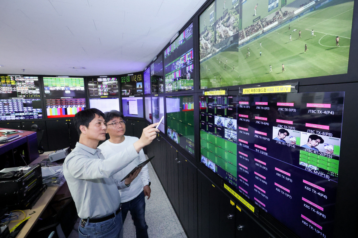 ▲LG유플러스는 오는 6월 11일 2026 FIFA 월드컵 개막을 앞두고 현장의 생생한 열기를 끊김 없이 전달하기 위해 국제 방송 중계 준비에 매진하고 있다. 사진은 LG유플러스 임직원들이 방송 중계 장비를 테스트하고 있는 모습. (사진제공=LG유플러스)