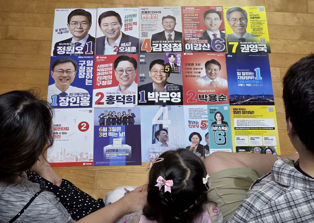 ▲6·3 지방선거를 9일 앞둔 25일 서울 구로구의 한 주택에서 가족이 지방선거 공보물을 살펴보고 있다. 신태현 기자 holjjak@
