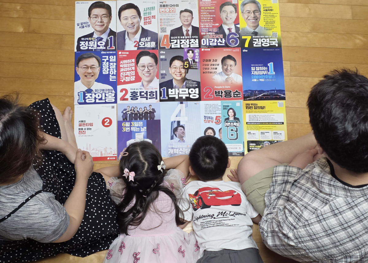 ▲6·3 지방선거를 9일 앞둔 25일 서울 구로구의 한 주택에서 가족이 지방선거 공보물을 살펴보고 있다. 신태현 기자 holjjak@