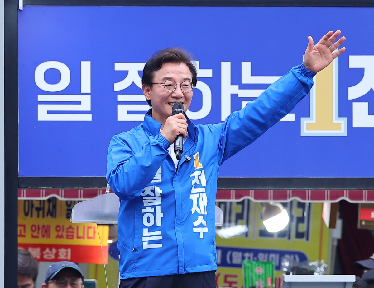 ▲전재수 더불어민주당 부산시장 후보가 21일 오후 부산 부산진구 부전역에서 출정식을 열고 유세차에 올라 발언하고 있다.] (연합뉴스)