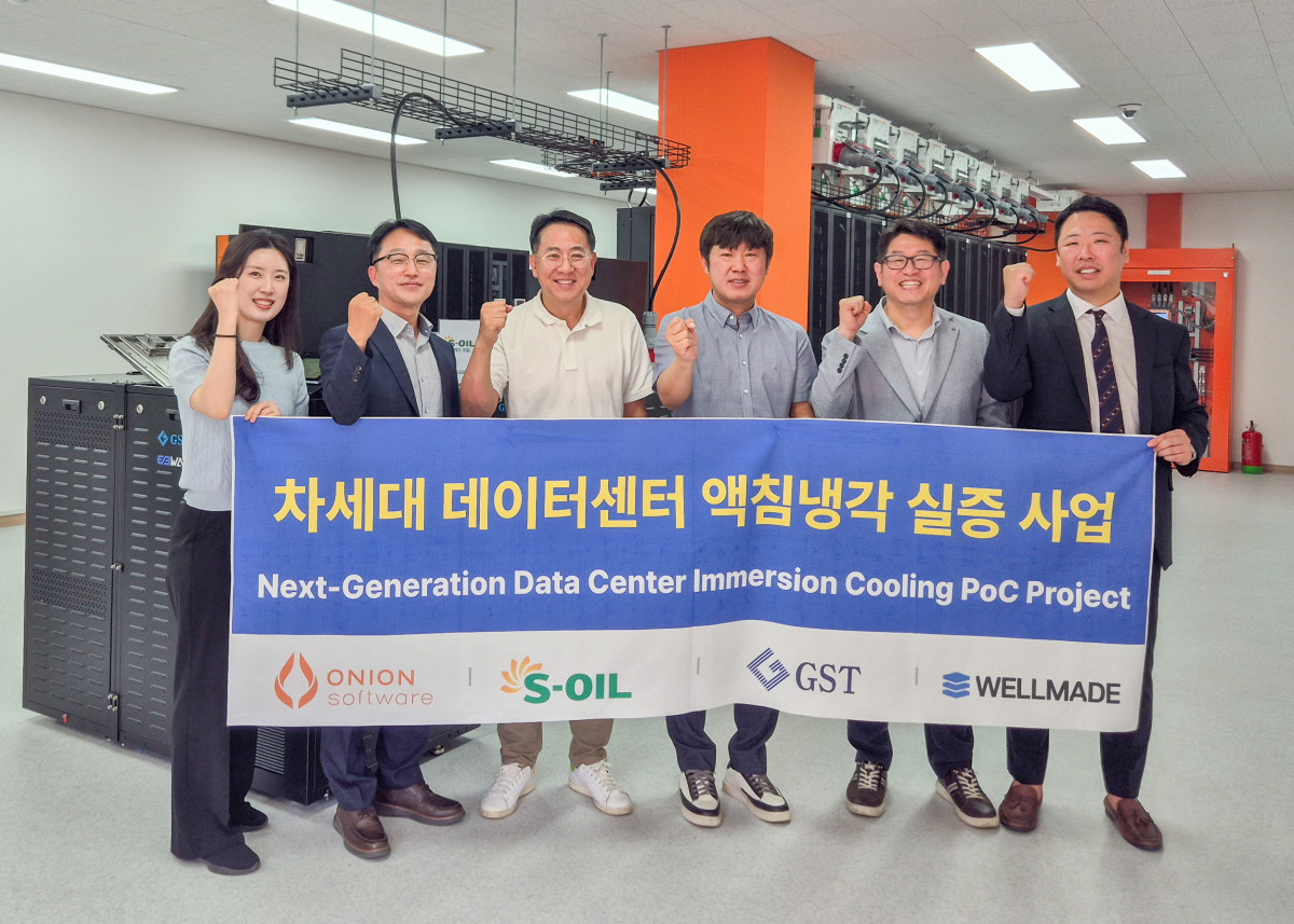 ▲에쓰오일, 어니언소프트웨어, GST, 웰메이드컴퓨터 관계자들이 어니언소프트웨어 기흥 AI 데이터센터에서 데이터센터 액침냉각 실증 추진 기념촬영을 하고 있다. (사진제공=에쓰오일)