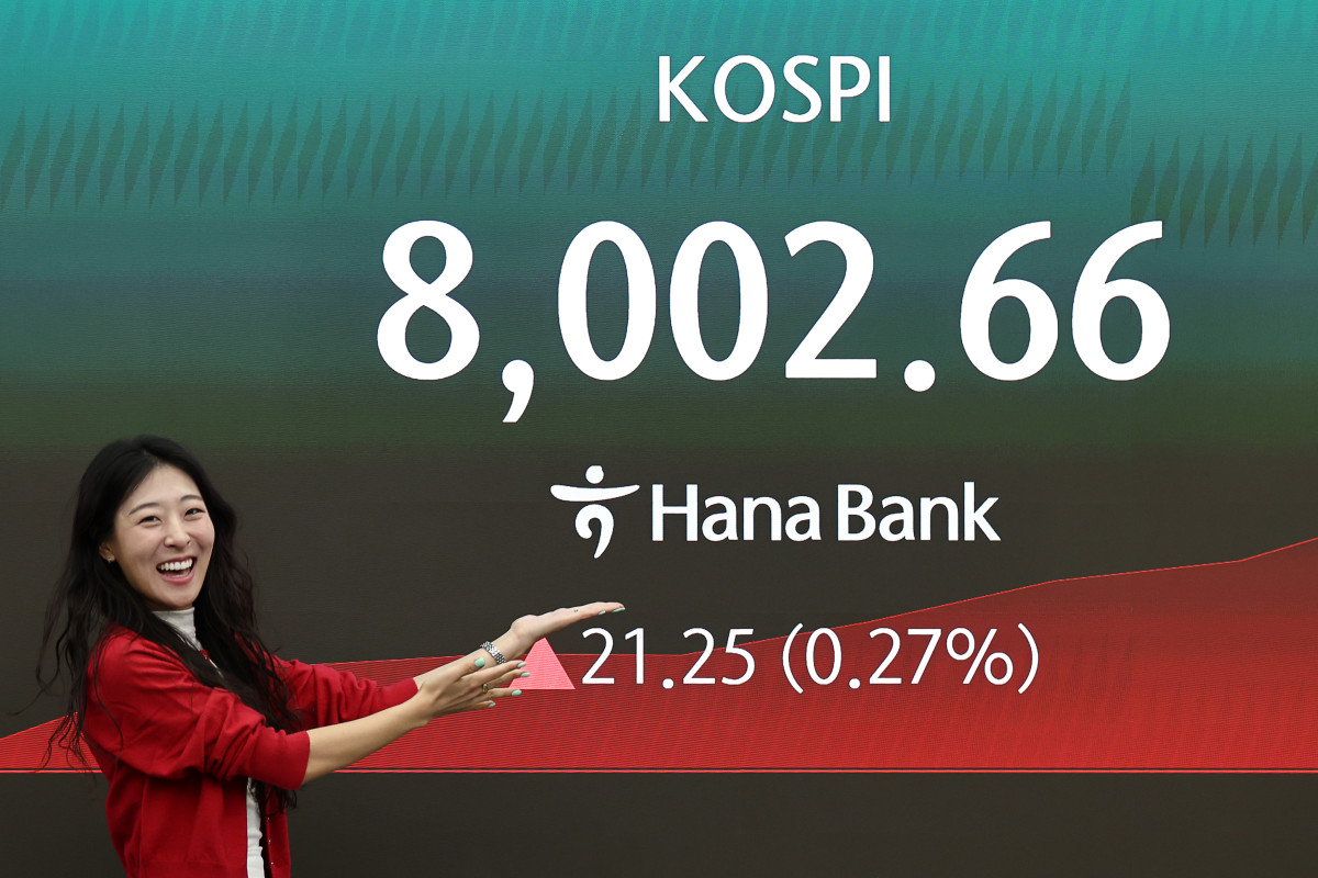 ▲26일 코스피는 전장보다 223.20포인트(2.84%) 오른 8070.91로 출발한 뒤 개장 직후 8094.90까지 오르며 기존 장중 최고치를 다시 경신했다. (사진= 연합뉴스)