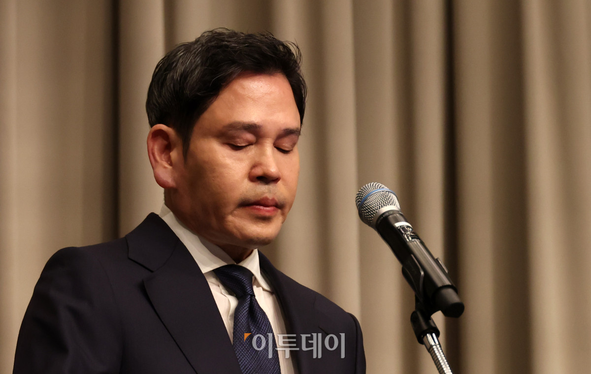 ▲정용진 신세계그룹 회장이 26일 서울 조선팰리스 강남에서 5·18 민주화운동 기념일에 진행된 스타벅스코리아 '탱크데이' 마케팅 관련 사과 기자회견을 하고 있다. 고이란 기자 photoeran@