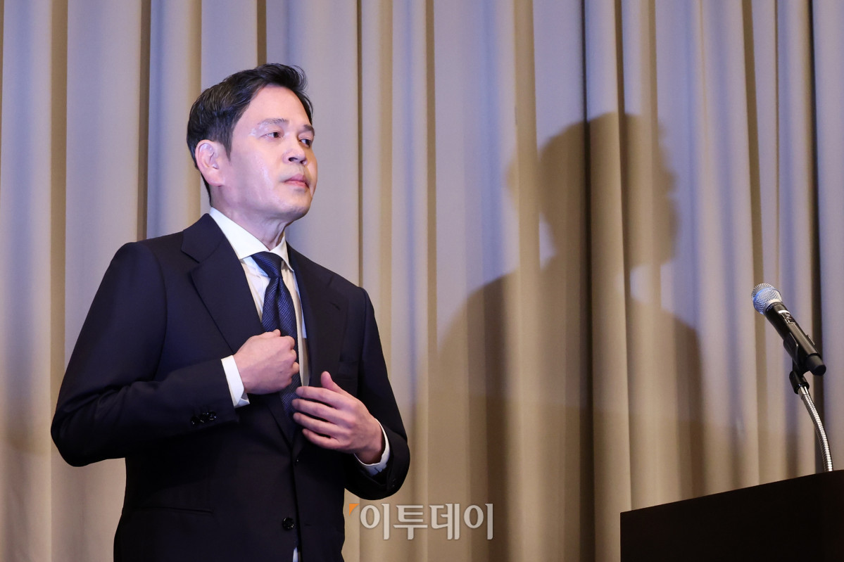 ▲정용진 신세계그룹 회장이 26일 서울 조선팰리스 강남에서 5·18 민주화운동 기념일에 진행된 스타벅스코리아 '탱크데이' 마케팅 관련 사과 기자회견을 하고 있다. 고이란 기자 photoeran@