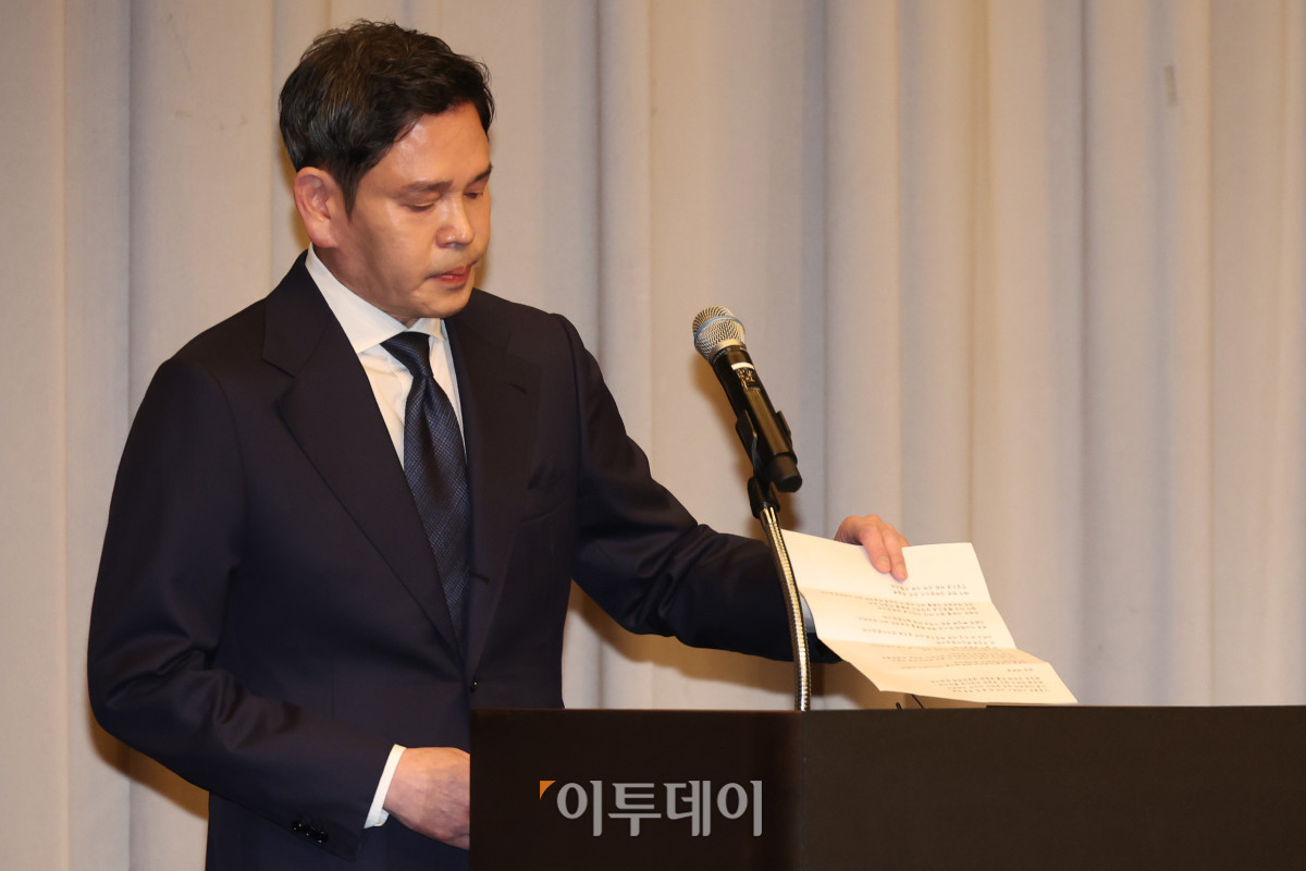 ▲정용진 신세계그룹 회장이 26일 서울 조선팰리스 강남에서 5·18 민주화운동 기념일에 진행된 스타벅스코리아 '탱크데이' 마케팅 관련 사과 기자회견을 하고 있다. 고이란 기자 photoeran@