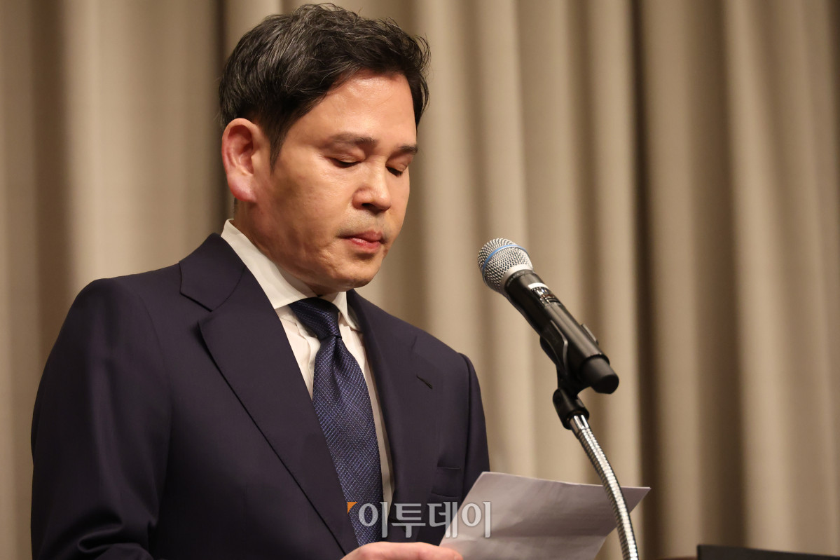 ▲정용진 신세계그룹 회장이 26일 서울 조선팰리스 강남에서 5·18 민주화운동 기념일에 진행된 스타벅스코리아 '탱크데이' 마케팅 관련 사과 기자회견을 하고 있다. 고이란 기자 photoeran@