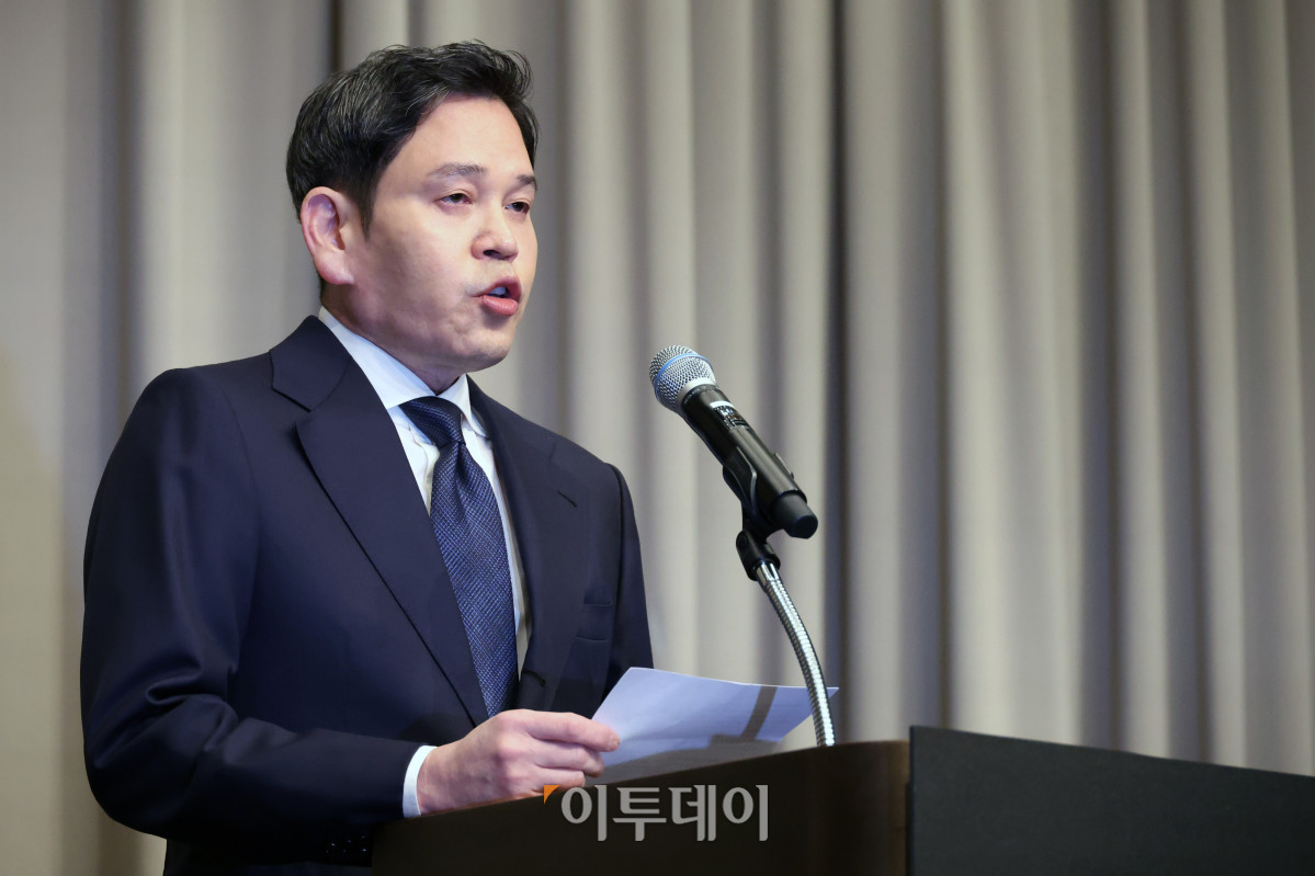 ▲정용진 신세계그룹 회장이 26일 서울 조선팰리스 강남에서 5·18 민주화운동 기념일에 진행된 스타벅스코리아 '탱크데이' 마케팅 관련 사과 기자회견을 하고 있다. 고이란 기자 photoeran@