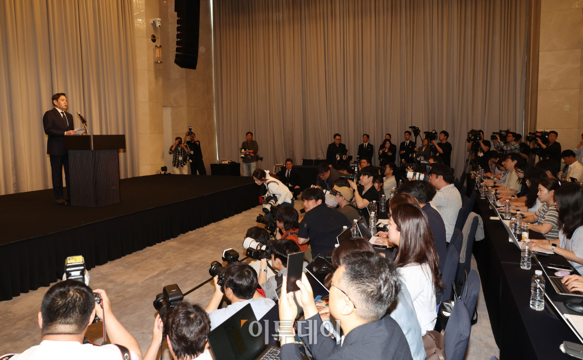 ▲정용진 신세계그룹 회장이 26일 서울 조선팰리스 강남에서 5·18 민주화운동 기념일에 진행된 스타벅스코리아 '탱크데이' 마케팅 관련 사과 기자회견을 하고 있다. 고이란 기자 photoeran@