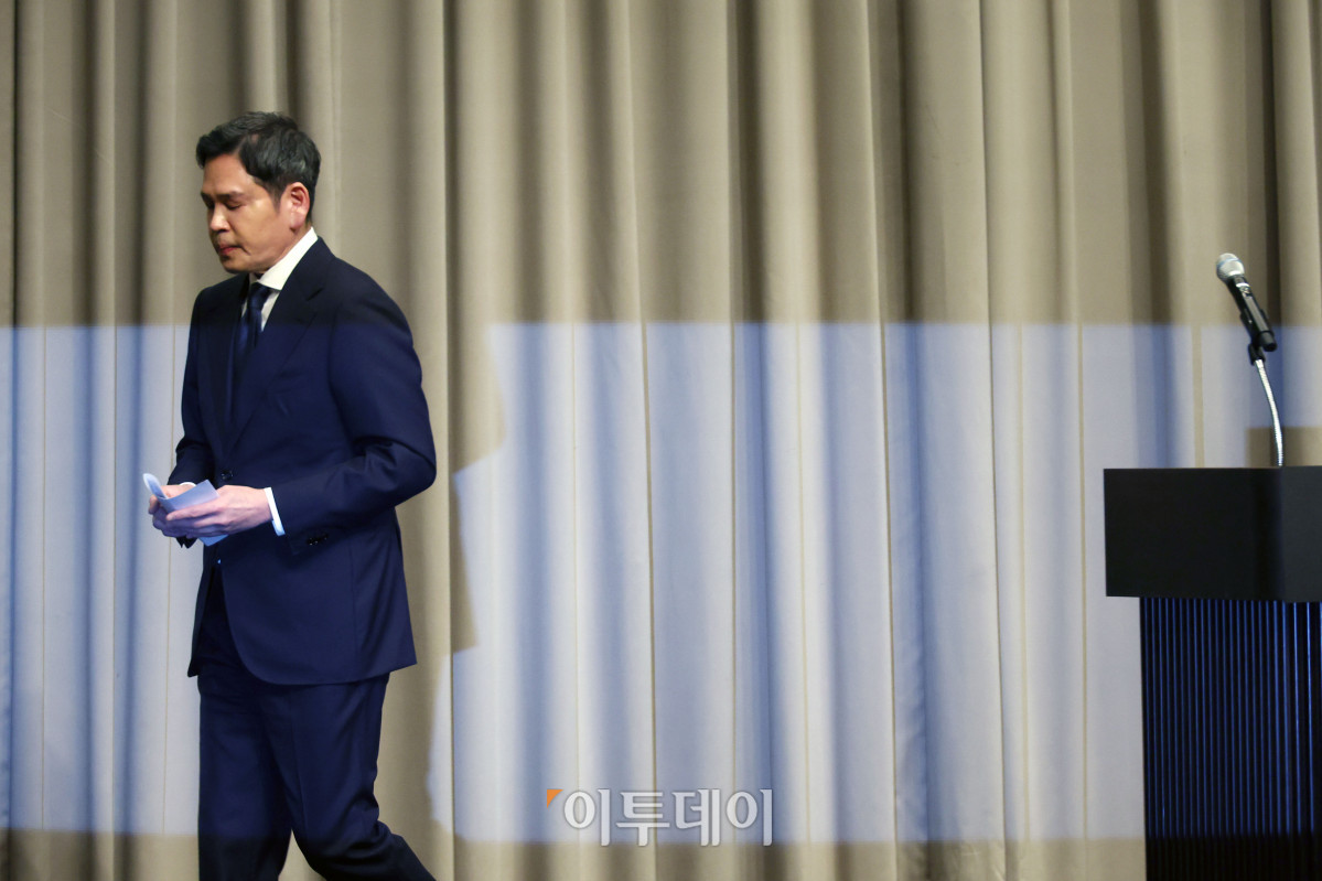 ▲정용진 신세계그룹 회장이 26일 서울 조선팰리스 강남에서 5·18 민주화운동 기념일에 진행된 스타벅스코리아 '탱크데이' 마케팅 관련 사과 기자회견을 마치고 퇴장하고 있다. 고이란 기자 photoeran@